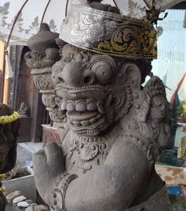 Coppia di statue Warung (protettori dei templi) in pietra balinese 