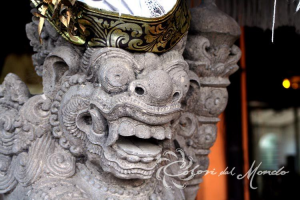 Coppia di statue Warung (protettori dei templi) in pietra balinese 