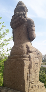 Statua Shiva seduto sul trono in pietra balinese