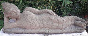 Statua Buddha sdraiato in pietra balinese