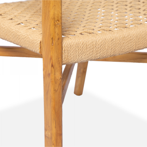 Sedia con braccioli intrecciate in fibra naturale con gambe in legno di teak