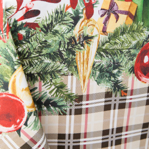 Tovaglia di 100% Cotone con Balza decorata su tutti i lati con Allegre Fantasie Natalizie di Albero di Natale, Doni, Palline e Vischio | Anna Collezioni