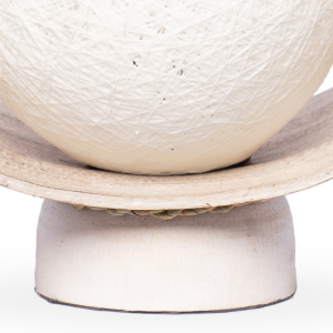 Lampada con foglia di cocco finitura white wash e sfera in cotone intrecciato 