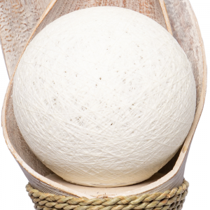 Lampada con foglia di cocco finitura white wash e sfera in cotone intrecciato 