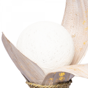 Lampada con foglia di cocco finitura white wash & gold e sfera in cotone intrecciato 