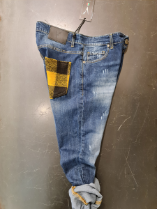 Jeans v2 con tasca check 