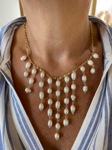 collana con cascata di perle di acqua dolce