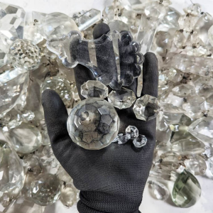 Lotto 3,5 kg cristalli di Boemia misti per restauro lampadari. Gocce, prismi, sfere e ottagoni pendenti per lampadari antichi, vintage e stile Maria Teresa.