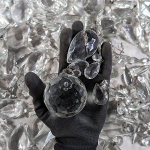 Lotto 4 kg cristalli di Boemia misti per restauro lampadari. Gocce, prismi, sfere e ottagoni pendenti per lampadari antichi, vintage e stile Maria Teresa.