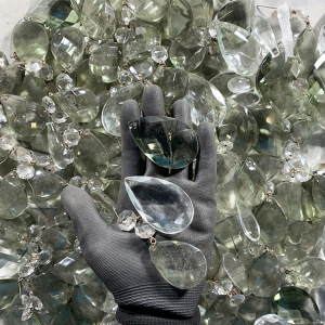 Lotto 4,5 kg cristalli di Boemia misti per restauro lampadari. Gocce, prismi, placche e ottagoni pendenti per lampadari antichi, vintage e stile Maria Teresa.