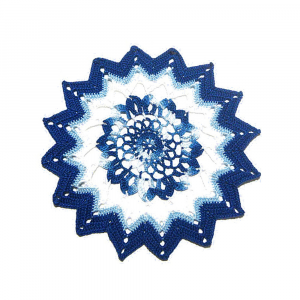Centrino bianco, celeste e blu rotondo ad uncinetto 21 cm