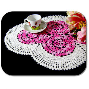 Centrino bianco e rosa sfumato ad uncinetto 48x37 cm - Crochet by Patty