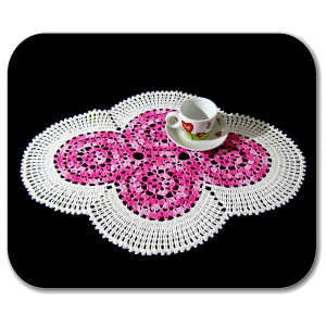 Centrino bianco e rosa sfumato ovale ad uncinetto 48x37 cm