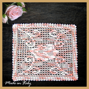 Centrino a filet rosa sfumato con rosa al centro rettangolare ad uncinetto 32x36 cm