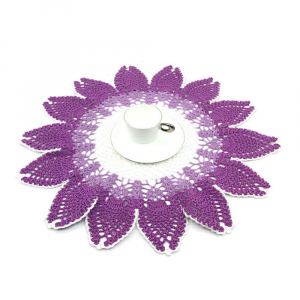 Centrino bianco, lilla e violetto rotondo ad uncinetto 45 cm
