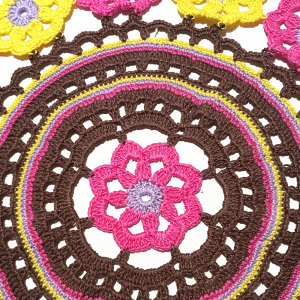 Centrino marrone, fucsia, giallo e lilla ad uncinetto 33 cm - Crochet by Patty
