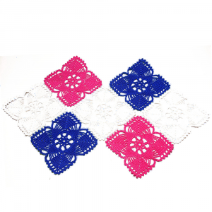 Centrino bianco, blu e fucsia ad uncinetto 60x40 cm - Crochet by Patty
