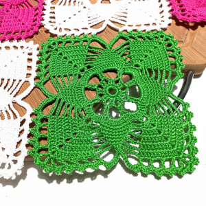 Centrino bianco, verde e fucsia ad uncinetto 60x40 cm - Crochet by Patty