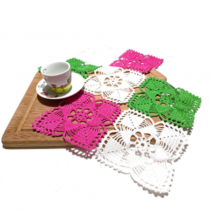 Centrino bianco, verde e fucsia ad uncinetto 60x40 cm - Crochet by Patty