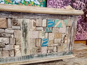 Baule in legno di teak recycle con mosaico di timbrini recuperati