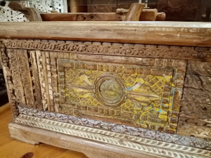 Baule in legno di teak recycle con mosaico di timbrini recuperati