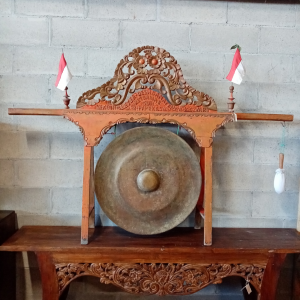 Gong antico con supporto in legno recuperato da orchestra Gamelan 