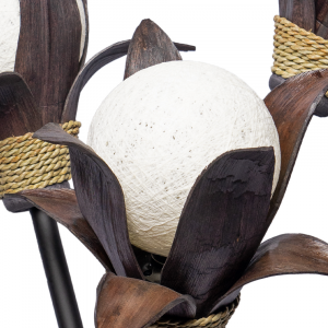 Lampada tris fiori con foglia di cocco e stelo in ferro con sfera in cotone bianco intrecciato
