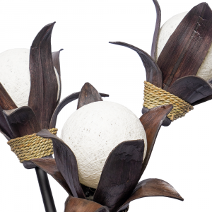Lampada tris fiori con foglia di cocco e stelo in ferro con sfera in cotone bianco intrecciato