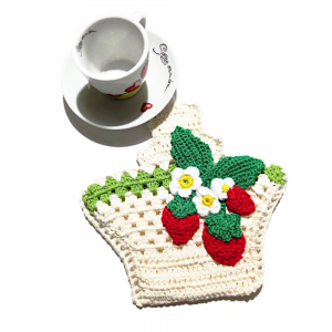 Presina cestino panna con fragole ad uncinetto 18x20 cm - Crochet by Patty