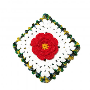 Presina quadrata bianca con fiore rosso ad uncinetto 17.5x18.5 cm