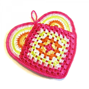 Presina fucsia a forma di cuore ad uncinetto 18x15.5 cm - Crochet by Patty