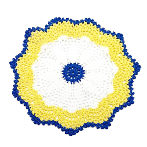 Centrino bianco, blu e giallo ad uncinetto 23 cm - Crochet by Patty