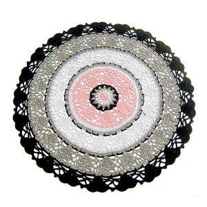 Centrino rosa, grigio e nero rotondo ad uncinetto 33 cm