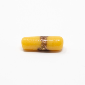 Perla di Murano cilindro con filo di avventurina Ø8x20. Vetro giallo in pasta. Foro passante.