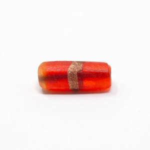 Perla di Murano cilindro con filo di avventurina Ø8x20. Vetro rosso trasparente. Foro passante.