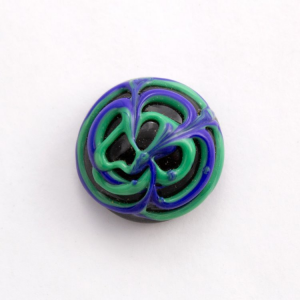 Perla di Murano Fenicio Ø20 mm colore nero con decori verde e blu in pasta. Foro posteriore