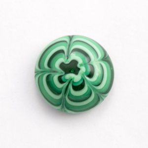 Perla di Murano Fenicio Ø23 mm colore verde trasparente con decori in pasta. Foro posteriore