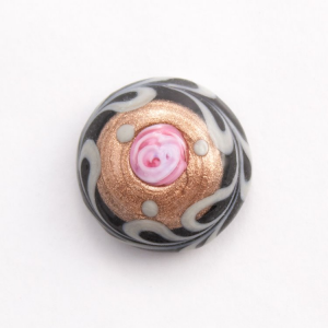 Perla di Murano fiorata Ø23 mm nero in pasta con decori bianco e avventurina. Foro posteriore