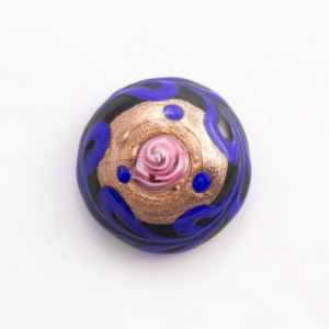 Perla di Murano fiorata Ø23 mm nero in pasta con decori blu e avventurina. Foro posteriore