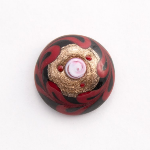 Perla di Murano fiorata Ø23 mm nero in pasta con decori rosso e avventurina. Foro posteriore