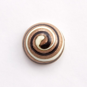 Perla di Murano Ø20 mm con disegno a spirale colore bianco in pasta con decori nero e avventurina. Foro posteriore.