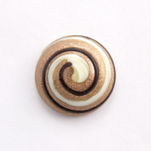 Perla di Murano Ø23 mm con disegno a spirale colore bianco in pasta con decori nero e avventurina. Foro posteriore.