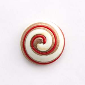 Perla di Murano Ø23 mm con disegno a spirale colore bianco in pasta con decori rosso e avventurina. Foro posteriore.