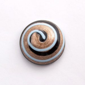 Perla di Murano Ø23 mm con disegno a spirale colore nero in pasta con decori acquamare e avventurina. Foro posteriore.