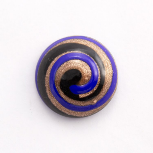Perla di Murano Ø23 mm con disegno a spirale colore nero in pasta con decori blu e avventurina. Foro posteriore.