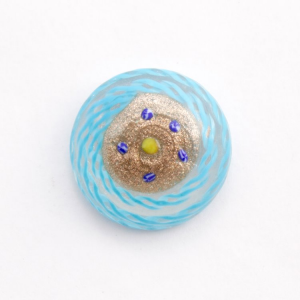 Perla di Murano Ø23 mm con filigrana acquamare e avventurina, colore cristallo con decori blu. Foro posteriore