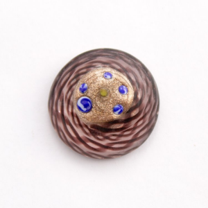 Perla di Murano Ø23 mm con filigrana ametista e avventurina, colore cristallo con decori blu. Foro posteriore