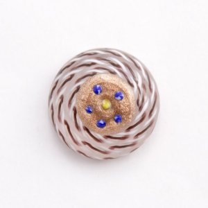 Perla di Murano Ø23 mm con filigrana bianca e marrone e avventurina, colore cristallo e blu e foro posteriore