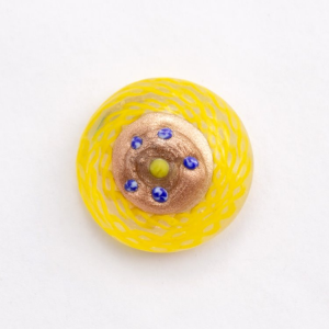 Perla di Murano Ø23 mm con filigrana giallo e avventurina, colore cristallo con decori blu. Foro posteriore