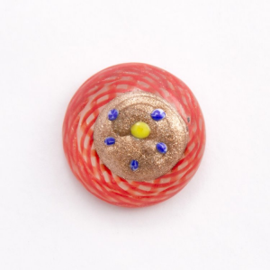 Perla di Murano Ø23 mm con filigrana rosso e avventurina, colore cristallo con decori blu. Foro posteriore